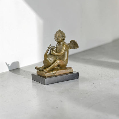 Putto ailé à la lyre, sculpture en bronze patiné