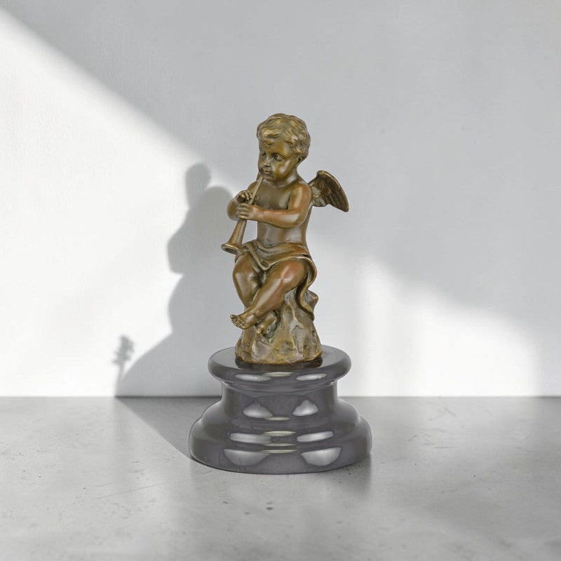 Putto musicien en bronze patiné sur socle en marbre noir