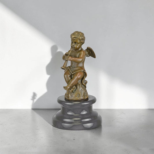 Putto musicien en bronze patiné sur socle en marbre noir