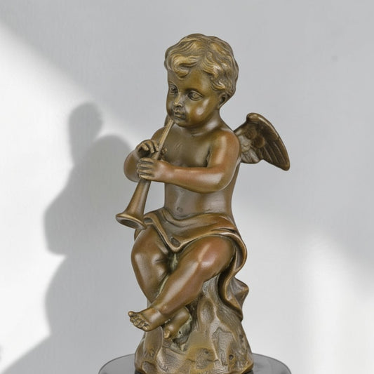 Putto musicien en bronze patiné sur socle en marbre noir, vue 2