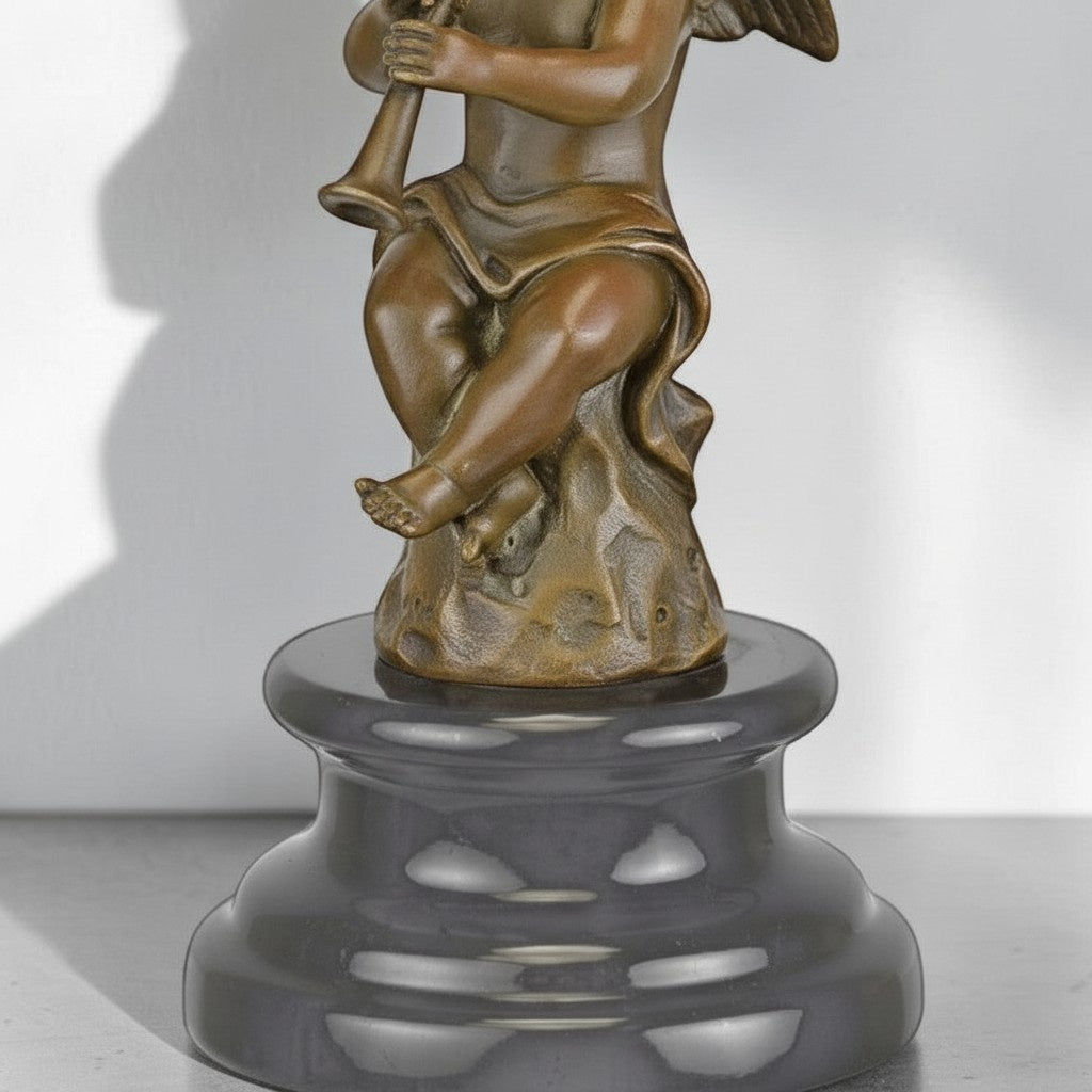 Putto musicien en bronze patiné sur socle en marbre noir, vue 3