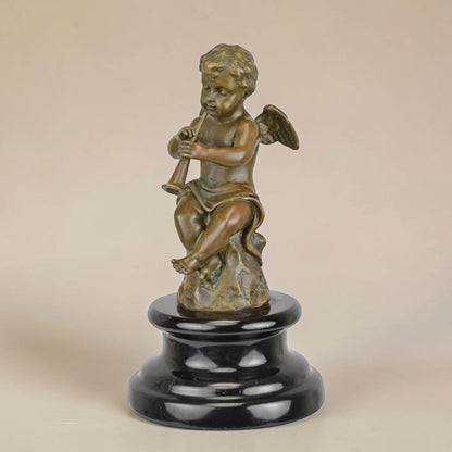 Putto musicien en bronze patiné sur socle en marbre noir, vue 4