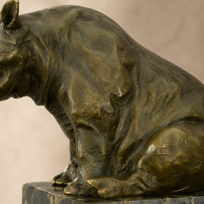 Rhinocéros assis en bronze patiné sur socle en marbre, vue 4