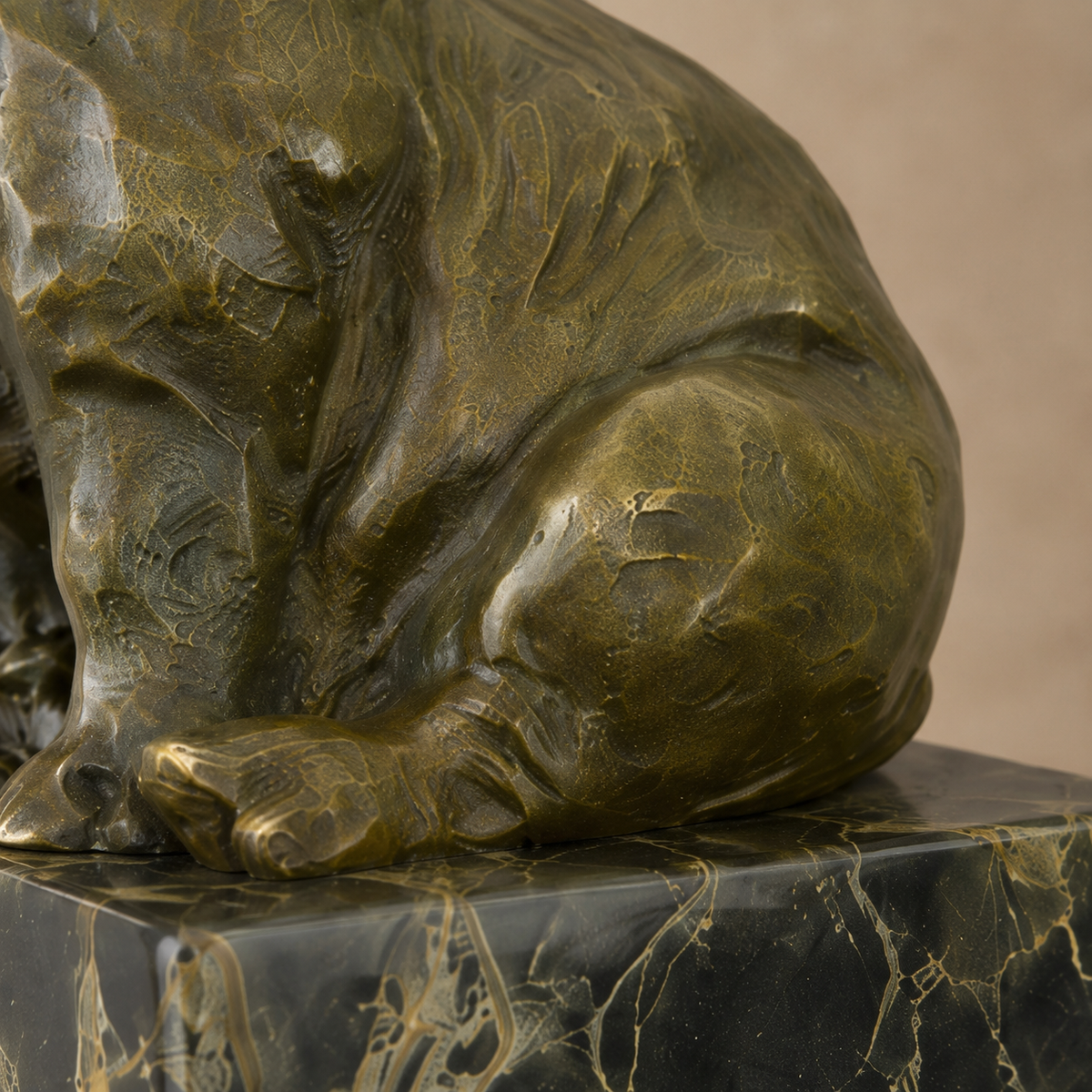 Rhinocéros assis en bronze patiné sur socle en marbre, vue 5