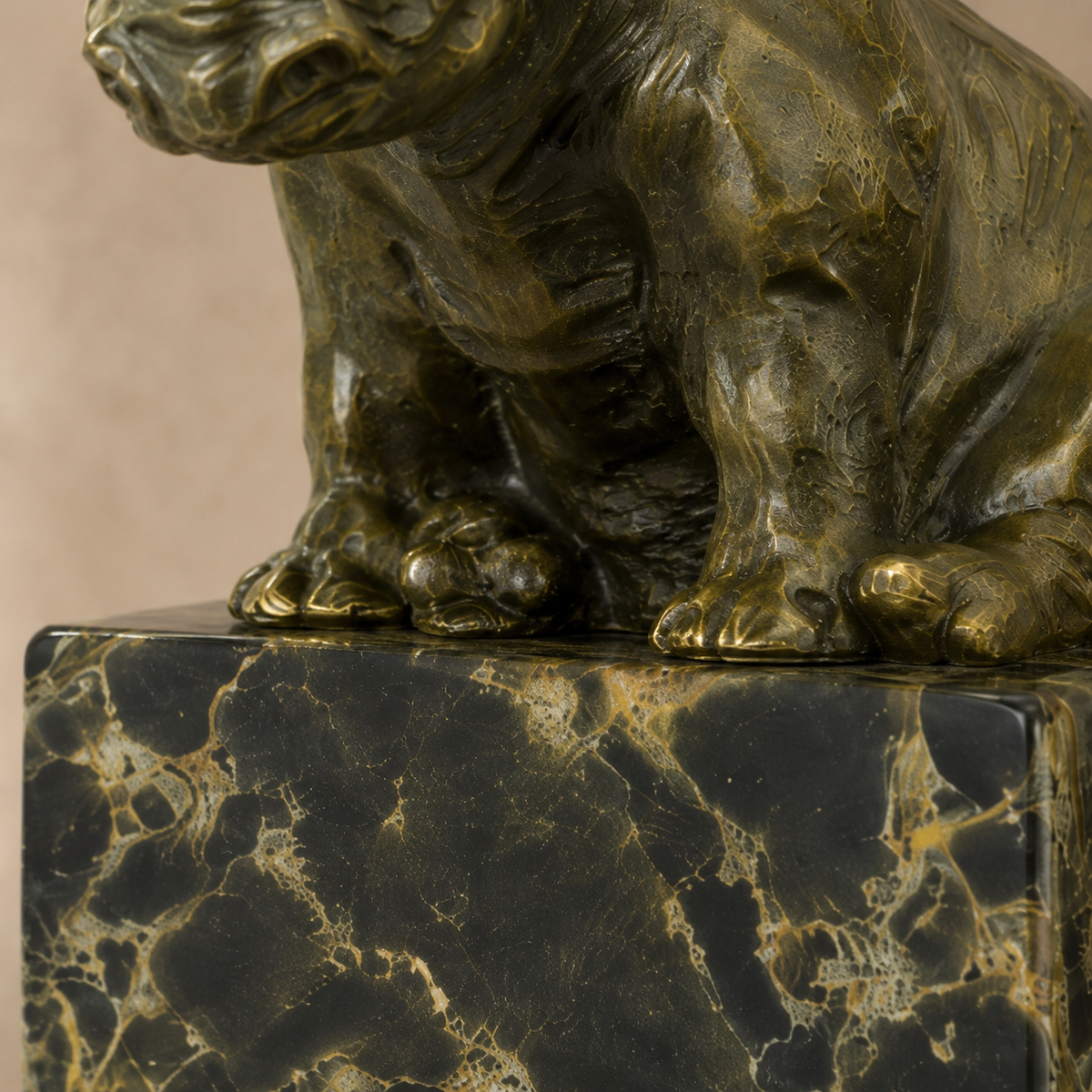 Rhinocéros assis en bronze patiné sur socle en marbre, vue 6