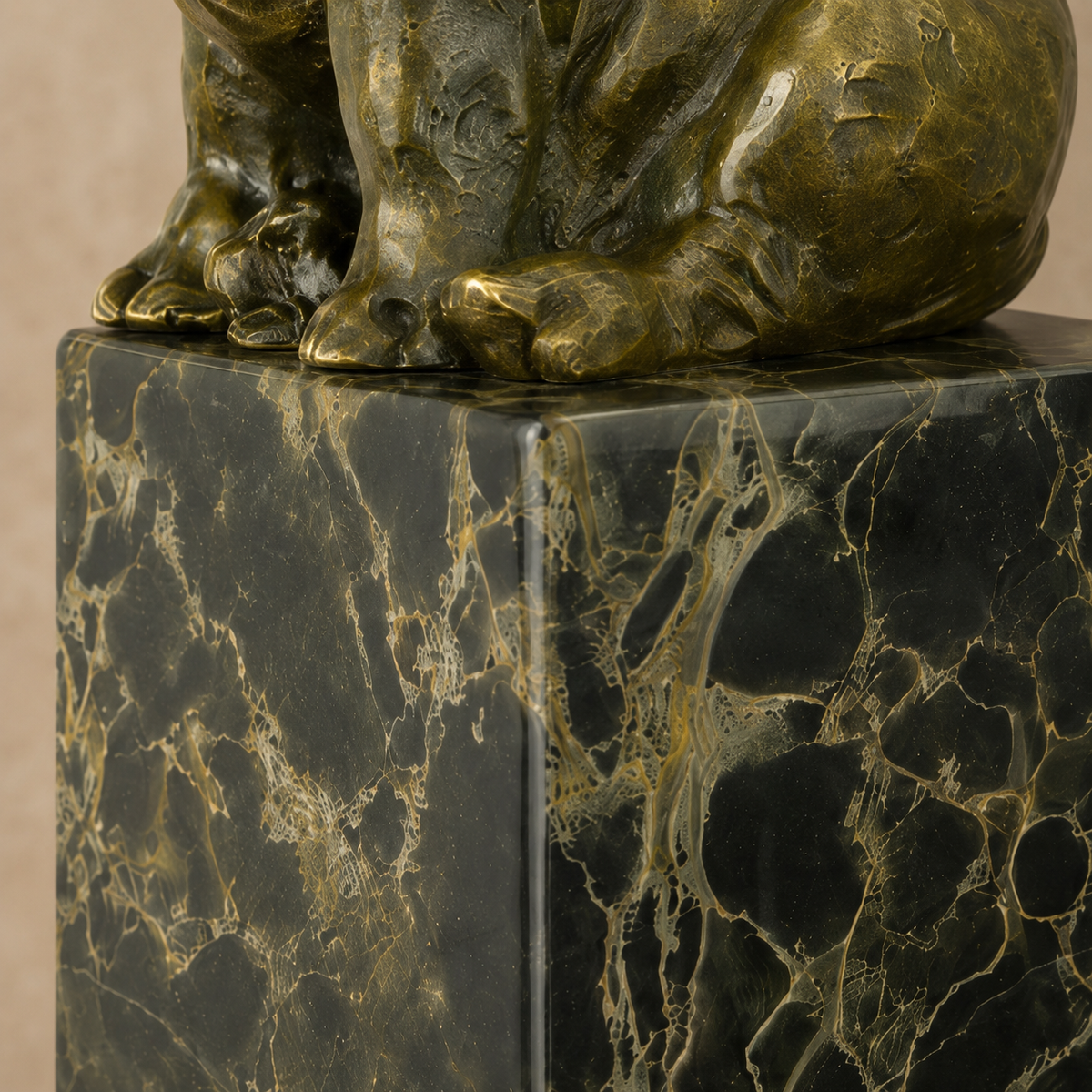 Rhinocéros assis en bronze patiné sur socle en marbre, vue 7