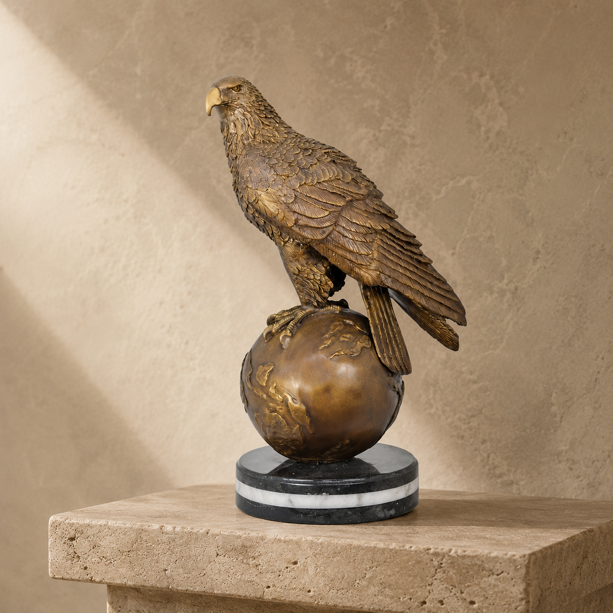 Sculpture aigle en bronze sur globe terrestre, socle marbre