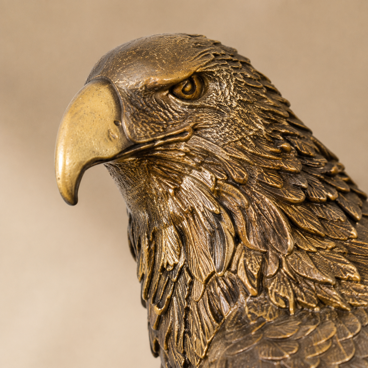 Sculpture aigle en bronze sur globe terrestre, socle marbre, vue 2
