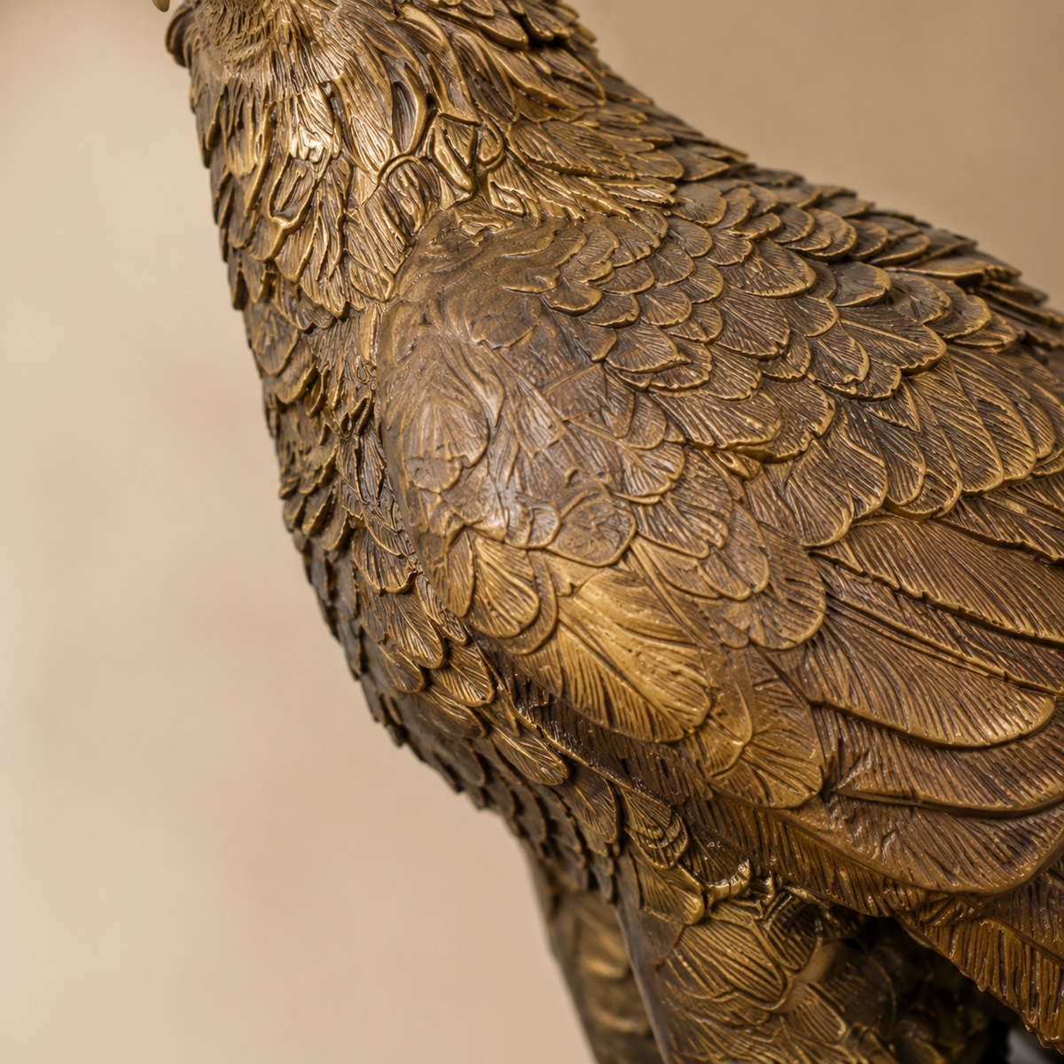 Sculpture aigle en bronze sur globe terrestre, socle marbre, vue 3