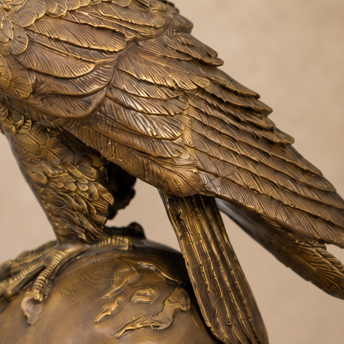 Sculpture aigle en bronze sur globe terrestre, socle marbre, vue 4