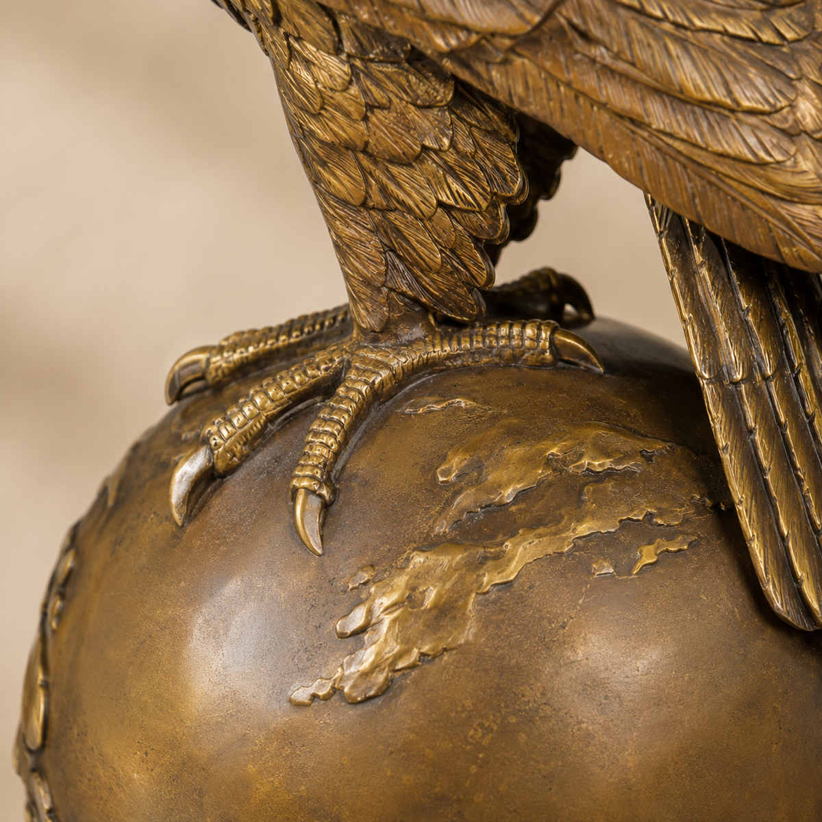 Sculpture aigle en bronze sur globe terrestre, socle marbre, vue 5