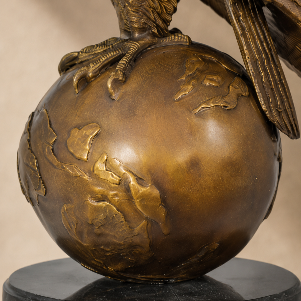 Sculpture aigle en bronze sur globe terrestre, socle marbre, vue 6