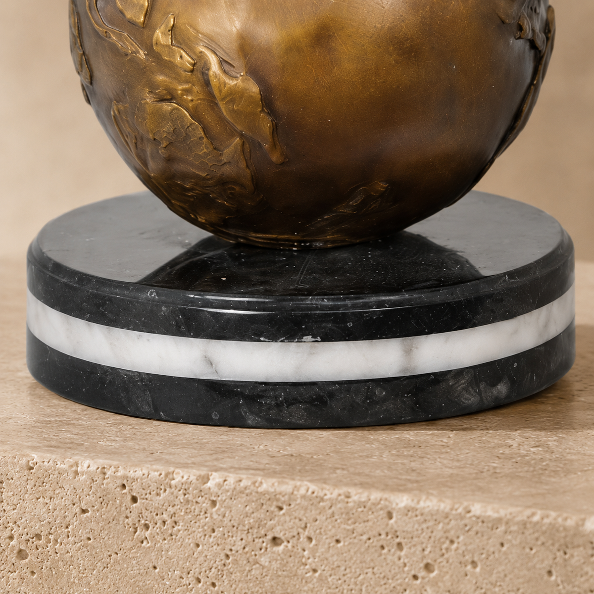Sculpture aigle en bronze sur globe terrestre, socle marbre, vue 7