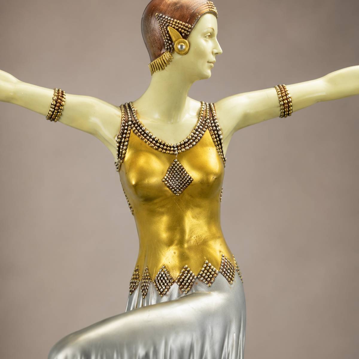 Sculpture Art Déco danseuse bras ouverts bronze polychrome, vue 3