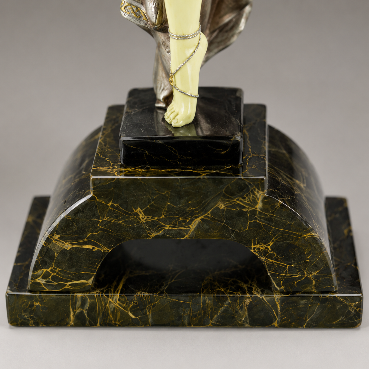 Sculpture Art Déco danseuse bras ouverts bronze polychrome, vue 6