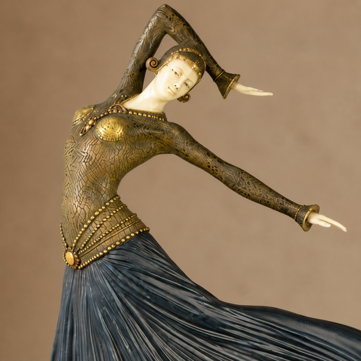 Sculpture Art Déco danseuse orientale en bronze polychrome, vue 3