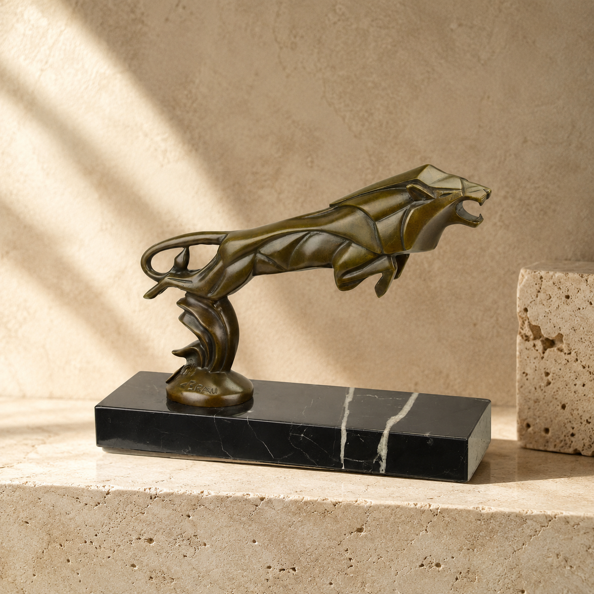 Sculpture Art Déco panthère bondissante en bronze