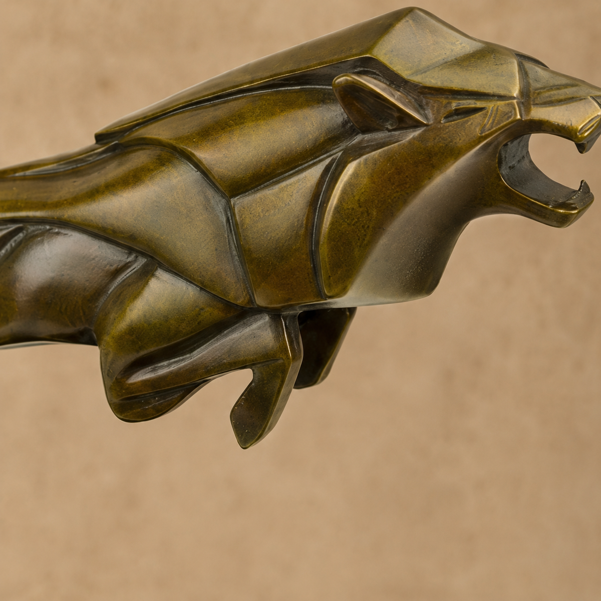 Sculpture Art Déco panthère bondissante en bronze, vue 4