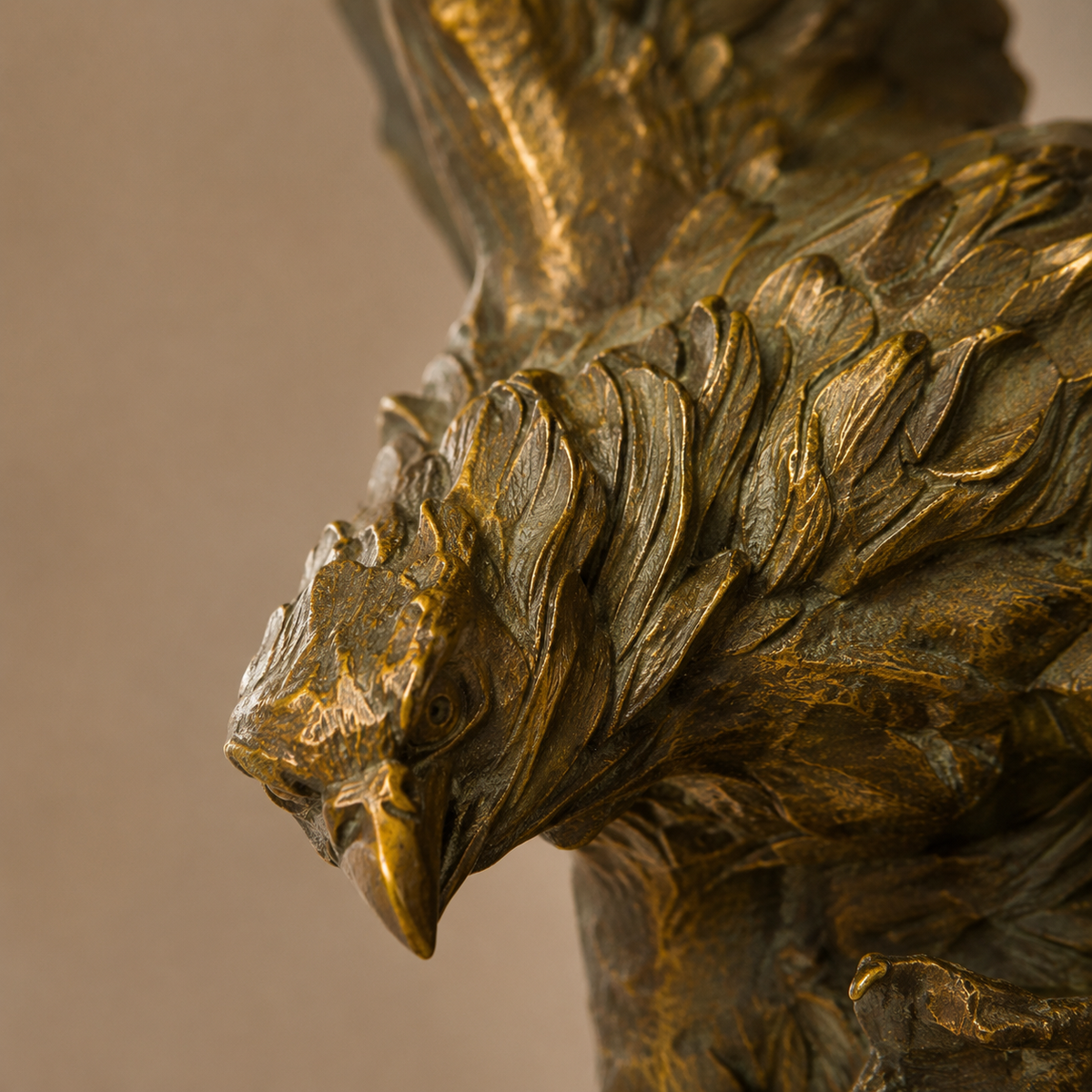 Sculpture bronze aigle aux ailes déployées sur socle marbre, vue 2