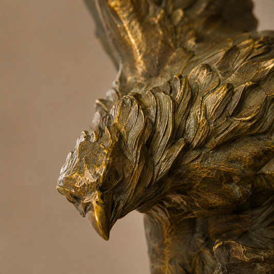 Sculpture bronze aigle aux ailes déployées sur socle marbre, vue 2
