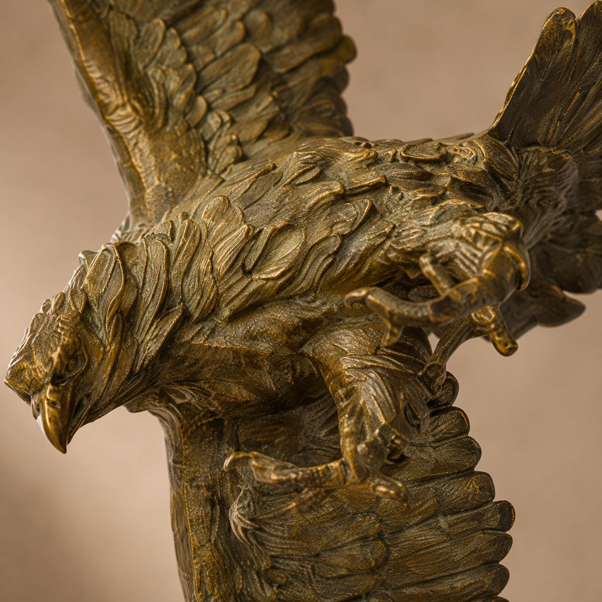 Sculpture bronze aigle aux ailes déployées sur socle marbre, vue 3