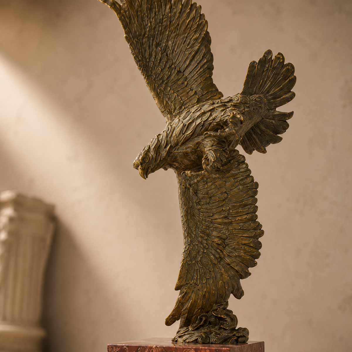 Sculpture bronze aigle aux ailes déployées sur socle marbre, vue 4