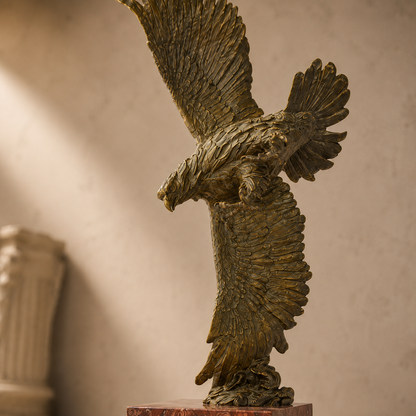 Sculpture bronze aigle aux ailes déployées sur socle marbre, vue 4