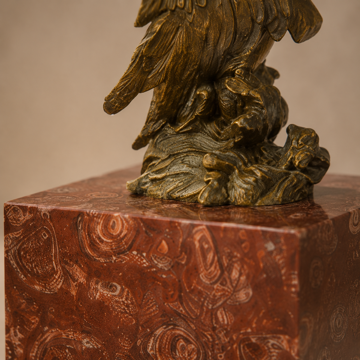 Sculpture bronze aigle aux ailes déployées sur socle marbre, vue 6