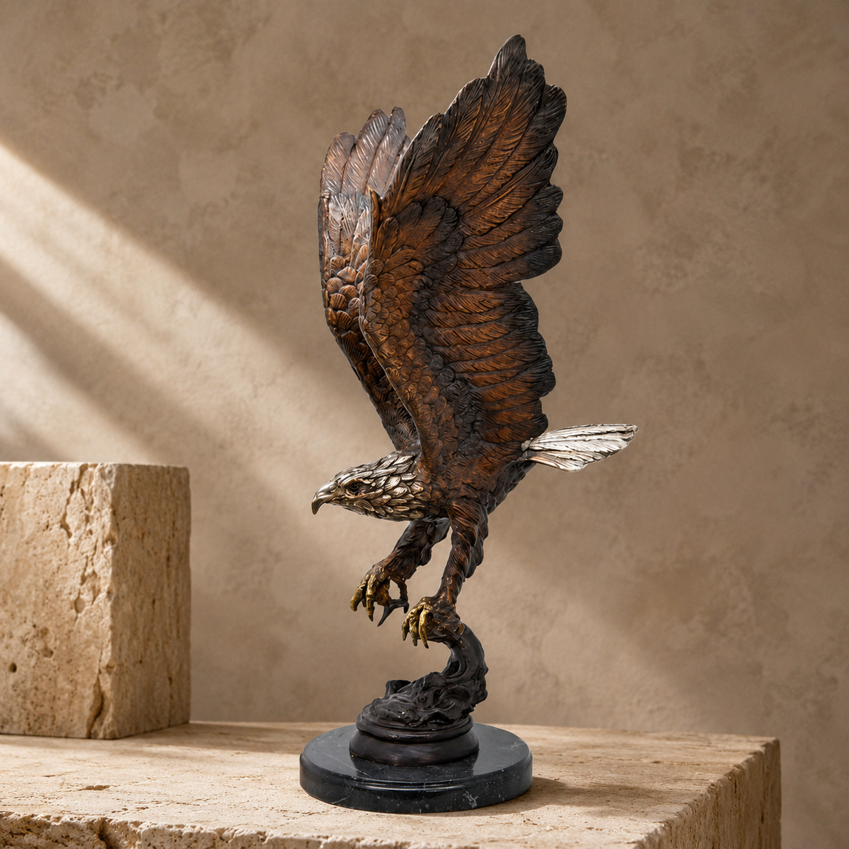 Sculpture bronze aigle en vol aux serres déployées sur marbre