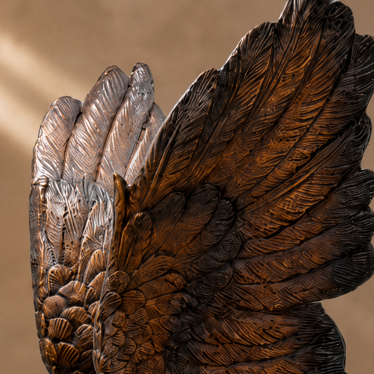 Sculpture bronze aigle en vol aux serres déployées sur marbre, vue 3