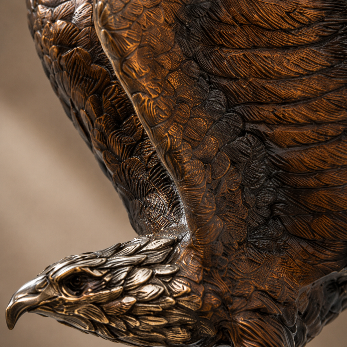Sculpture bronze aigle en vol aux serres déployées sur marbre, vue 4