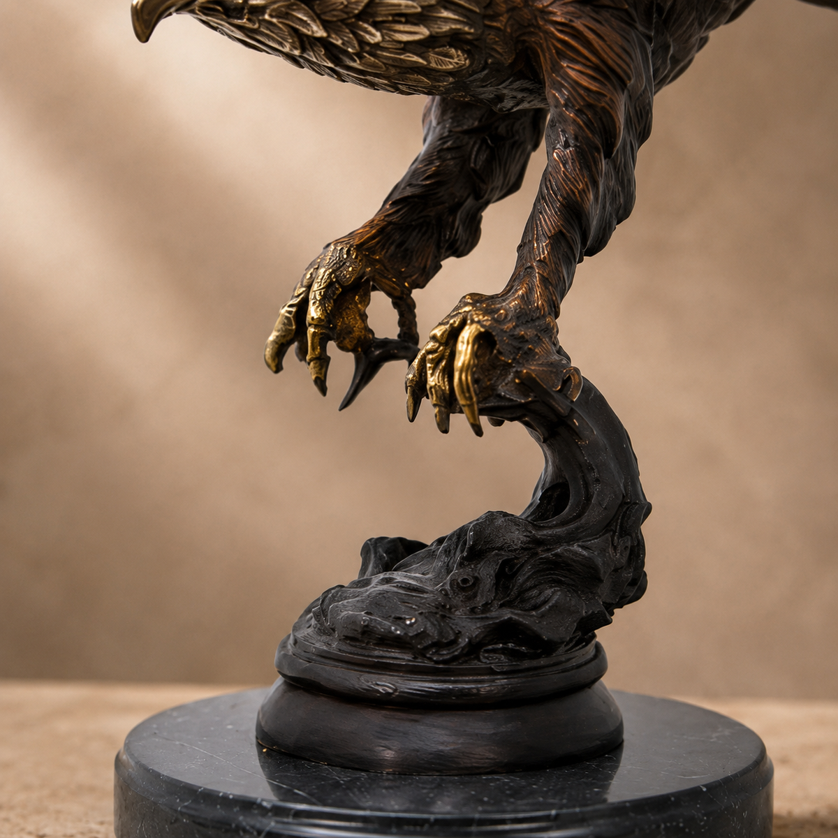 Sculpture bronze aigle en vol aux serres déployées sur marbre, vue 6