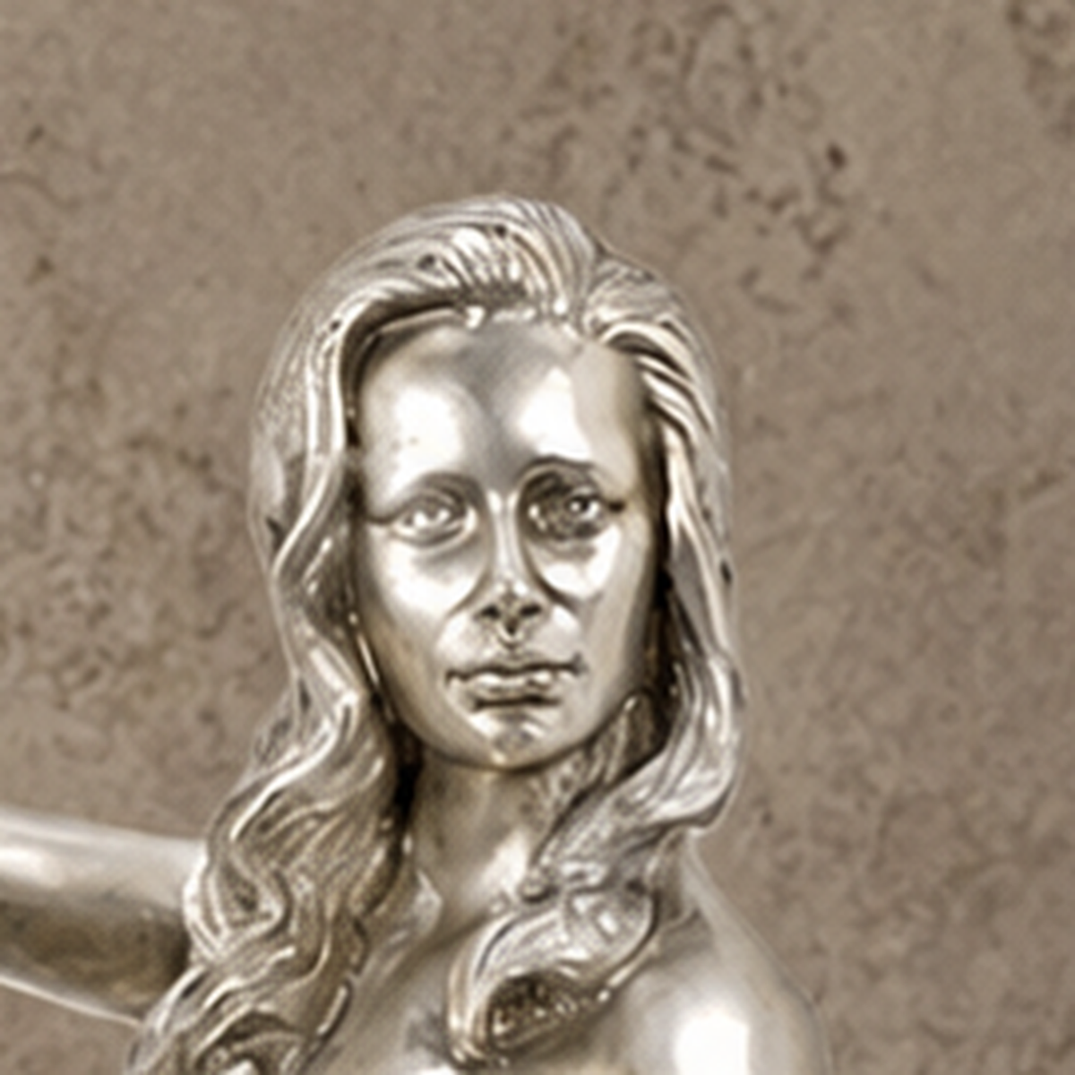 Sculpture bronze argenté femme nue dans coupe à cocktail, vue 2