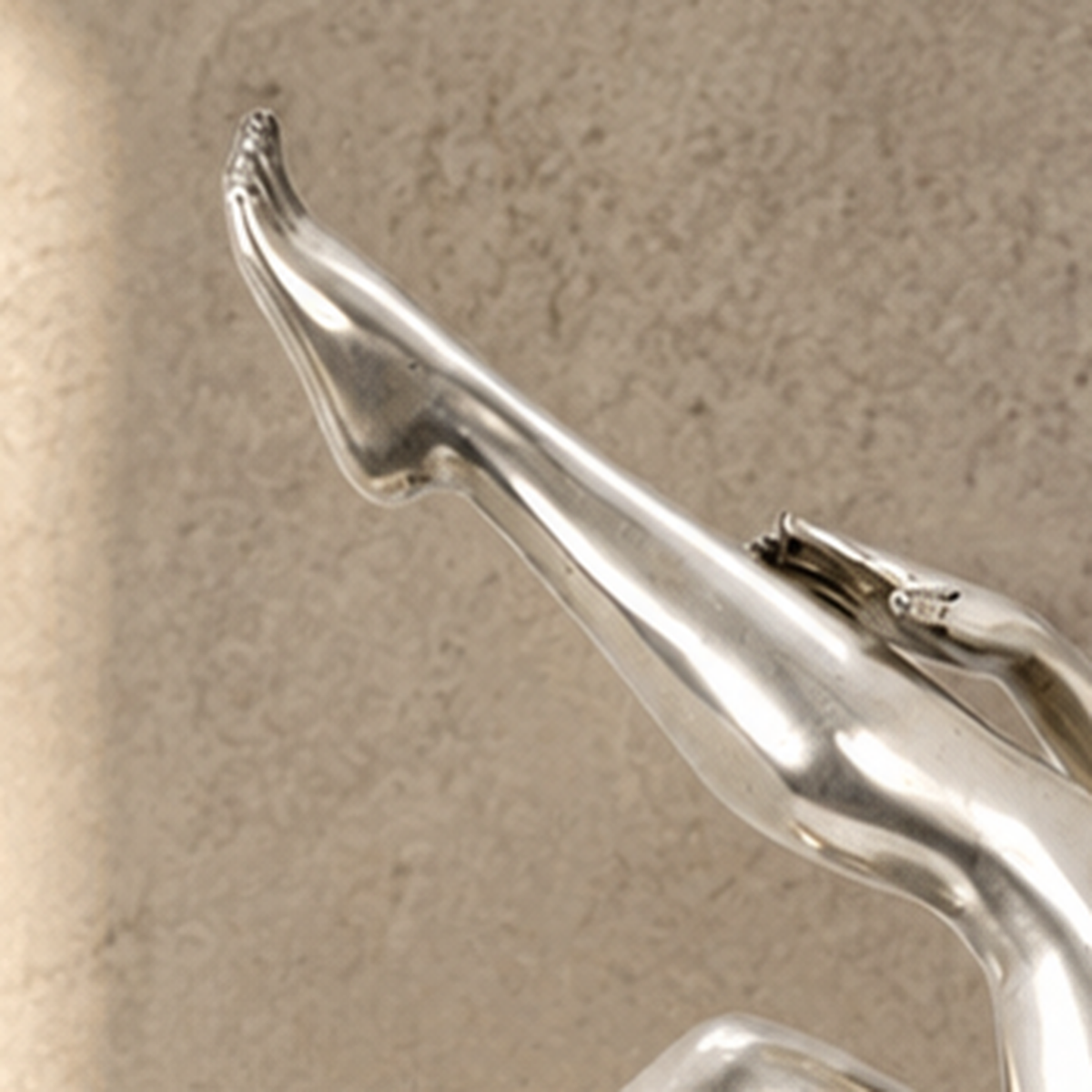 Sculpture bronze argenté femme nue dans coupe à cocktail, vue 4