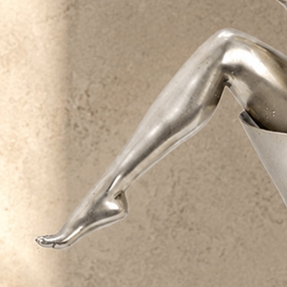 Sculpture bronze argenté femme nue dans coupe à cocktail, vue 5