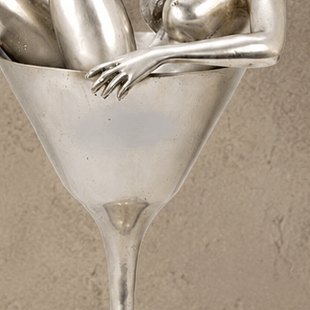 Sculpture bronze argenté femme nue dans coupe à cocktail, vue 6