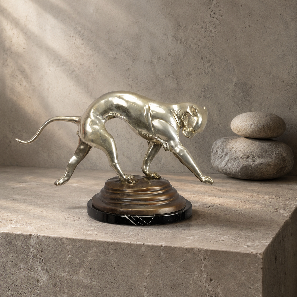 Sculpture bronze argenté, panthère en marche sur marbre