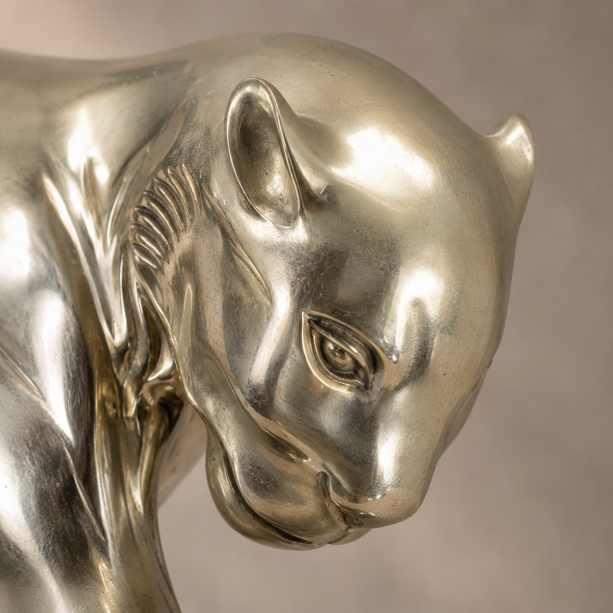 Sculpture bronze argenté, panthère en marche sur marbre, vue 2