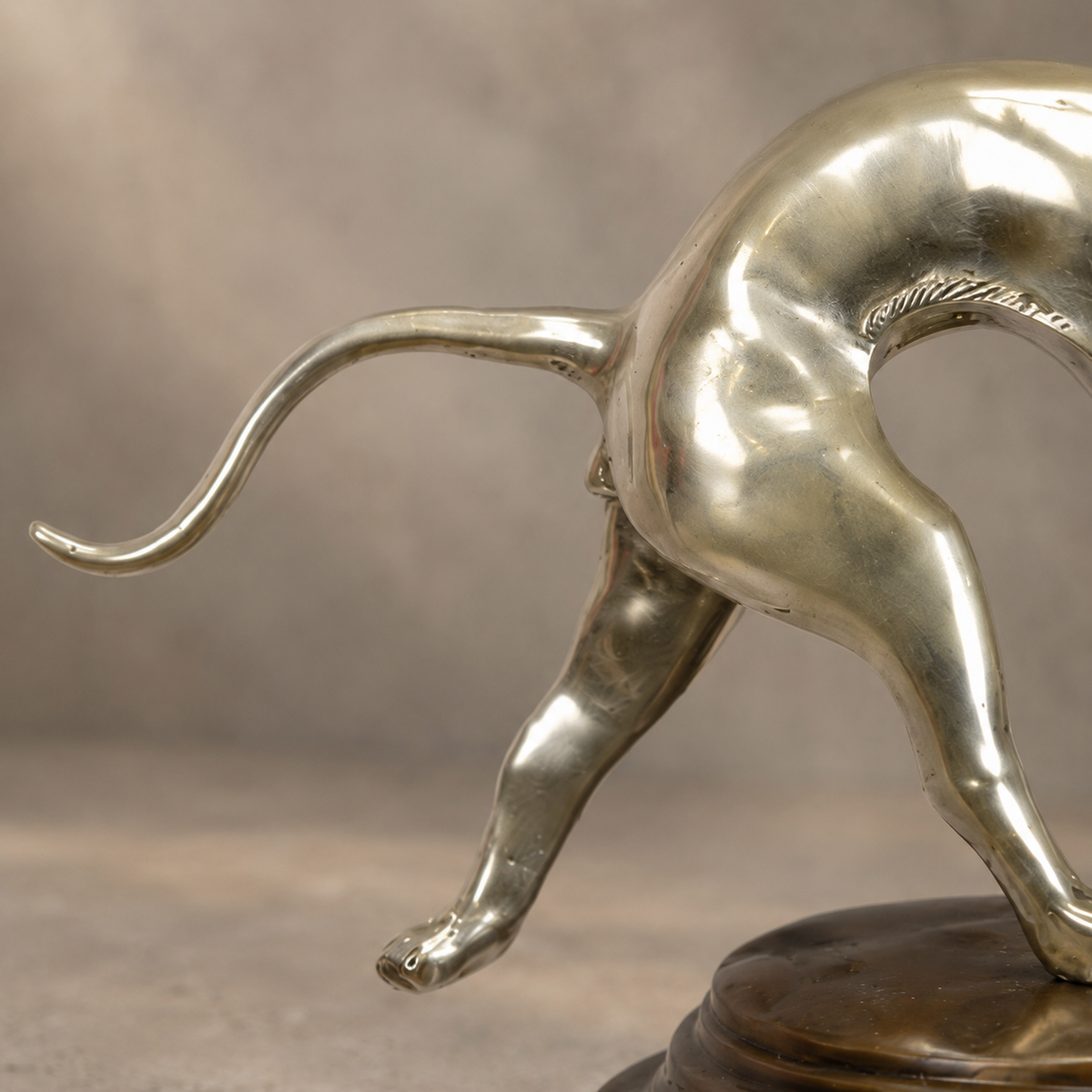 Sculpture bronze argenté, panthère en marche sur marbre, vue 3
