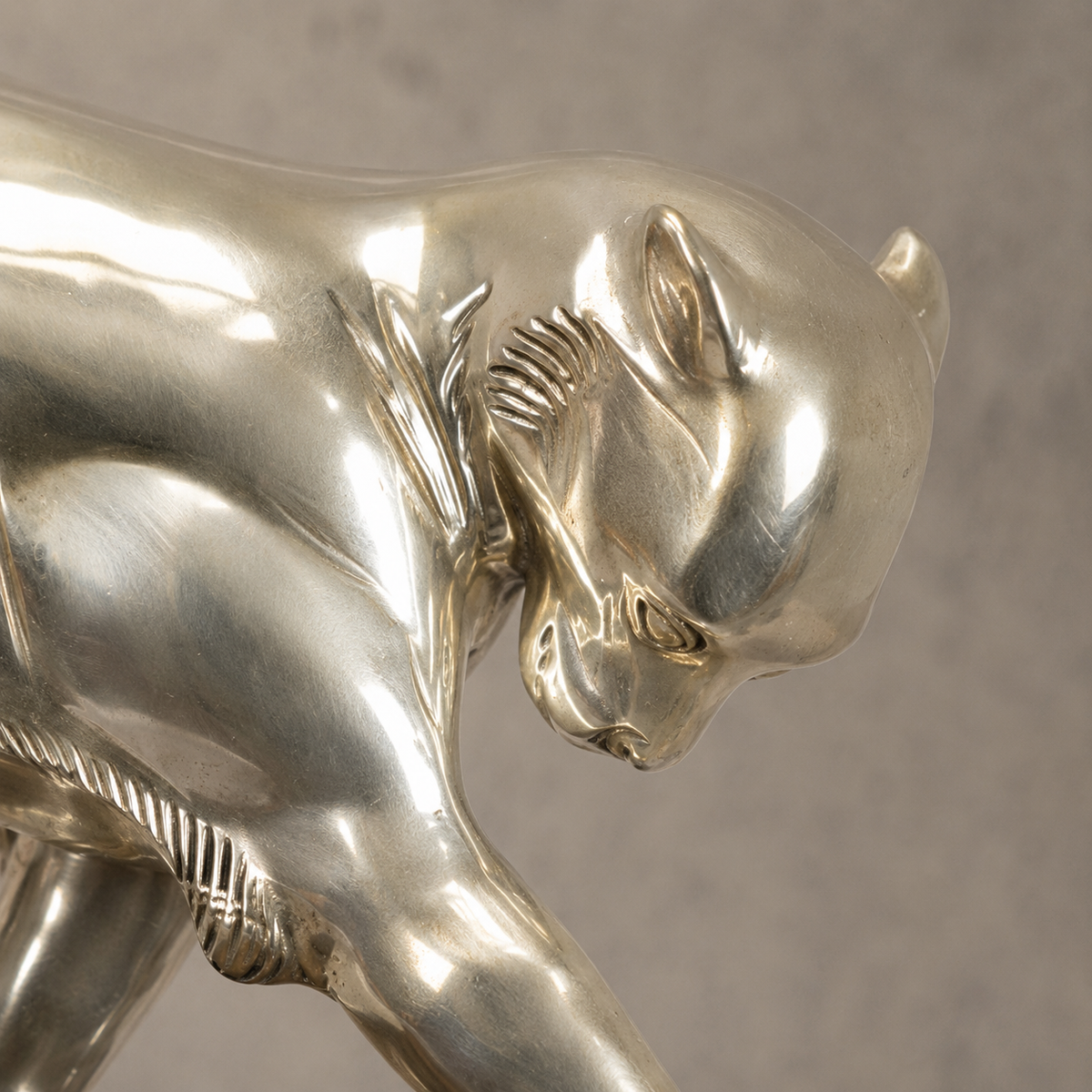 Sculpture bronze argenté, panthère en marche sur marbre, vue 5