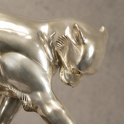 Sculpture bronze argenté, panthère en marche sur marbre, vue 5