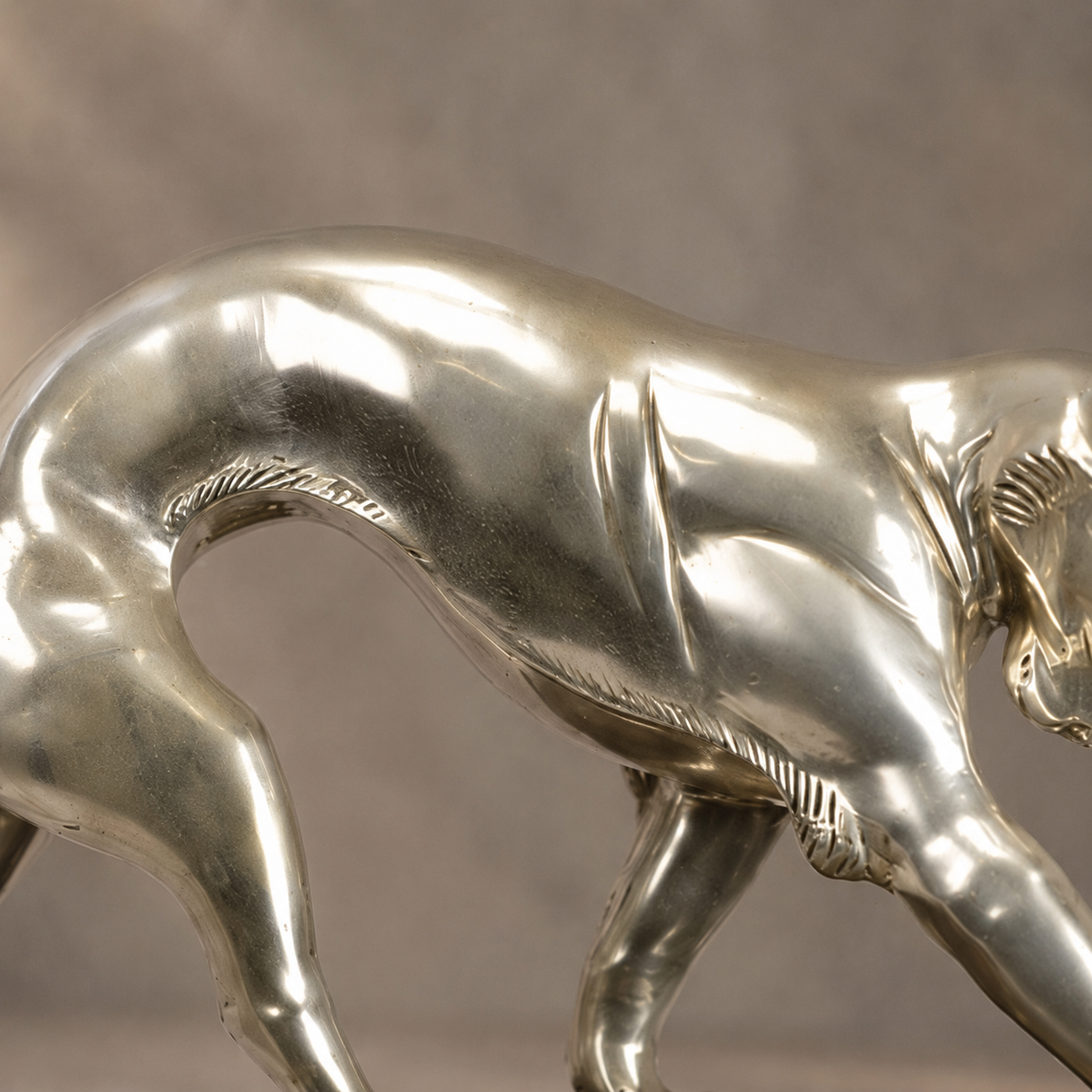 Sculpture bronze argenté, panthère en marche sur marbre, vue 6
