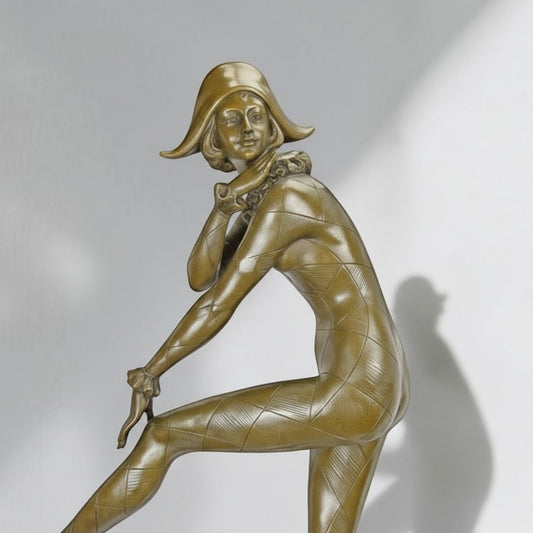 Sculpture en bronze Arlequine dansante sur socle marbre, vue 2
