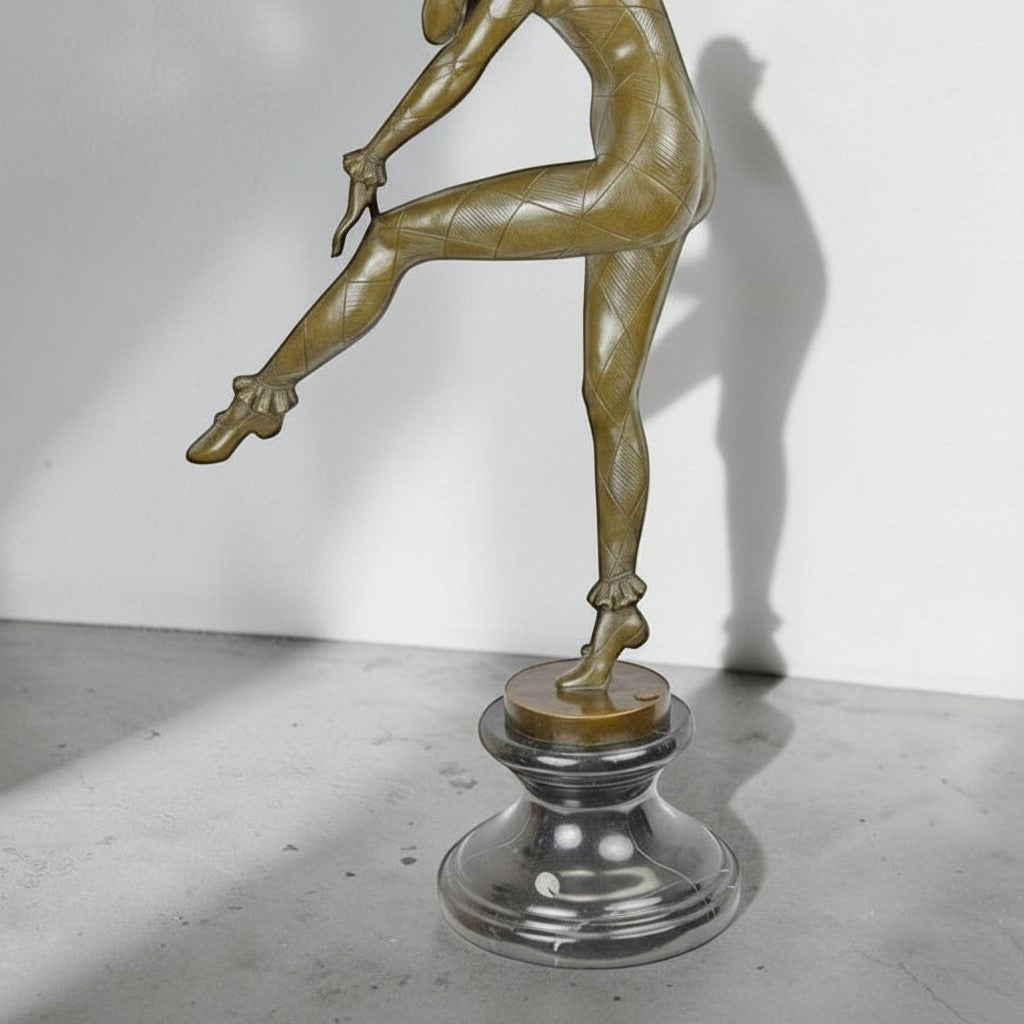 Sculpture en bronze Arlequine dansante sur socle marbre, vue 3