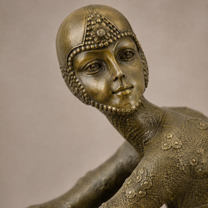 Sculpture bronze Art Déco danseuse assise sur socle marbre, vue 2