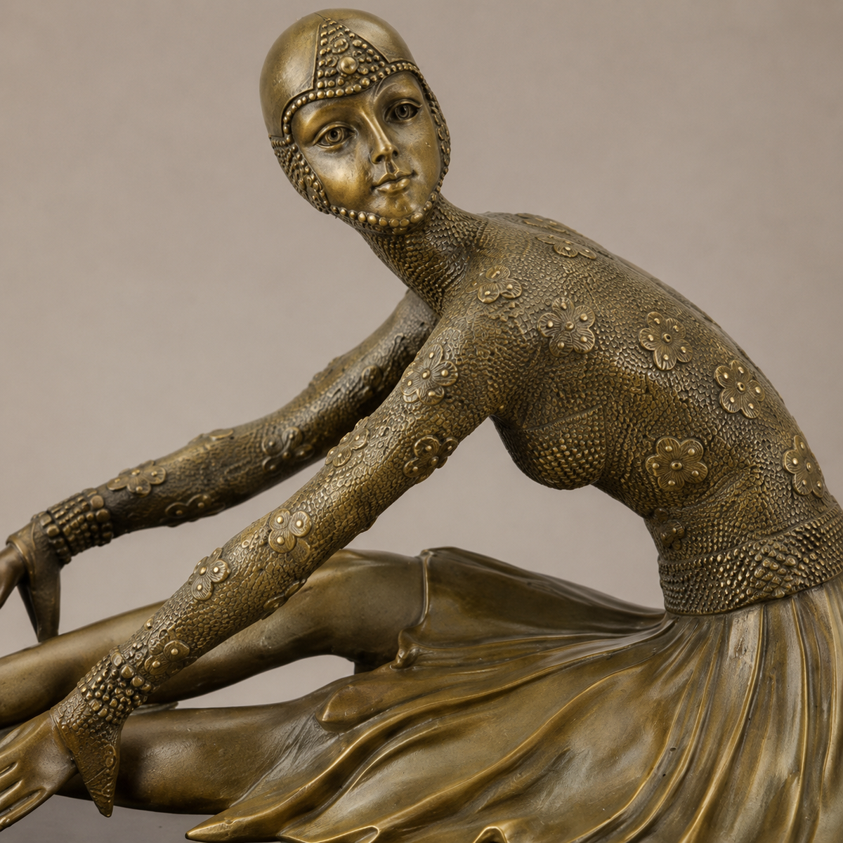 Sculpture bronze Art Déco danseuse assise sur socle marbre, vue 3