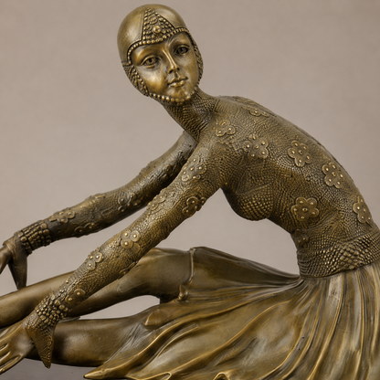 Sculpture bronze Art Déco danseuse assise sur socle marbre, vue 3