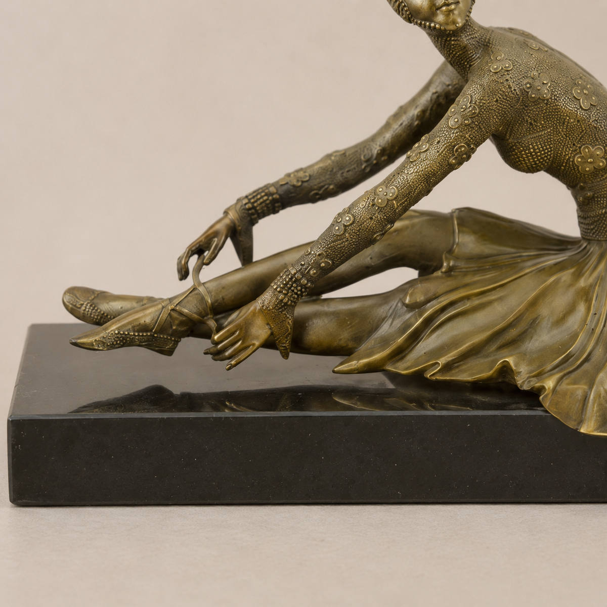 Sculpture bronze Art Déco danseuse assise sur socle marbre, vue 4
