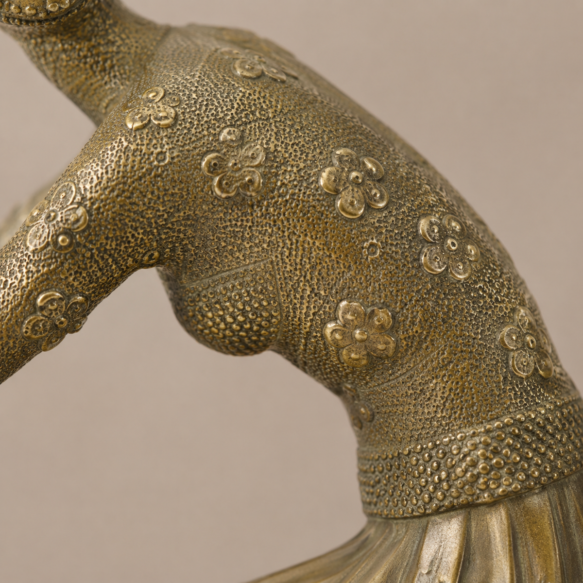 Sculpture bronze Art Déco danseuse assise sur socle marbre, vue 5