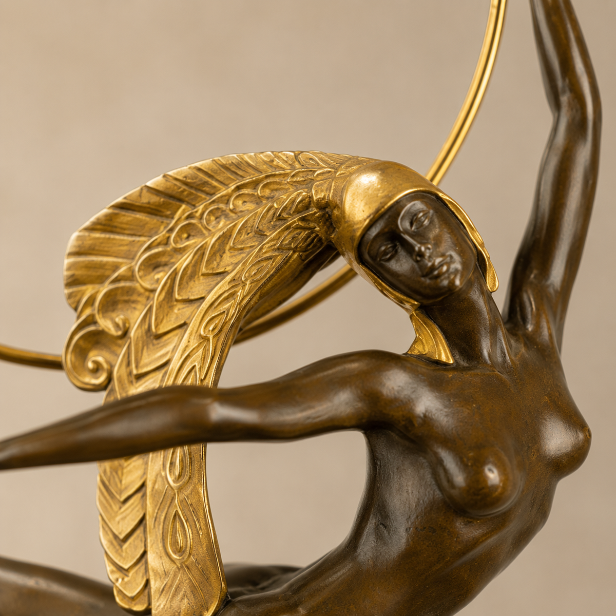 Sculpture bronze Art Déco danseuse au cerceau doré, vue 2